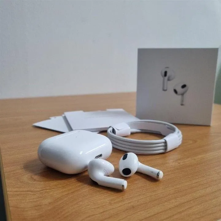 ایرپاد فول‌کپی Airpods Pro3 ANC همراه کیس، کابل، متعلقات و جعبه روی میز